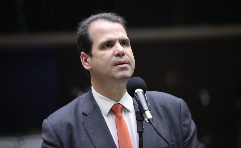 Deputado Aureo Ribeiro fala ao microfone