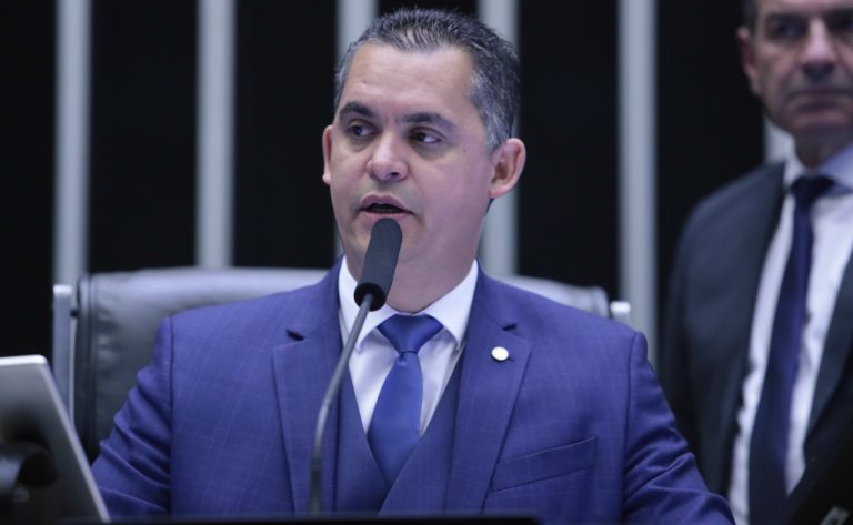 Deputado Gilson Daniel fala ao microfone