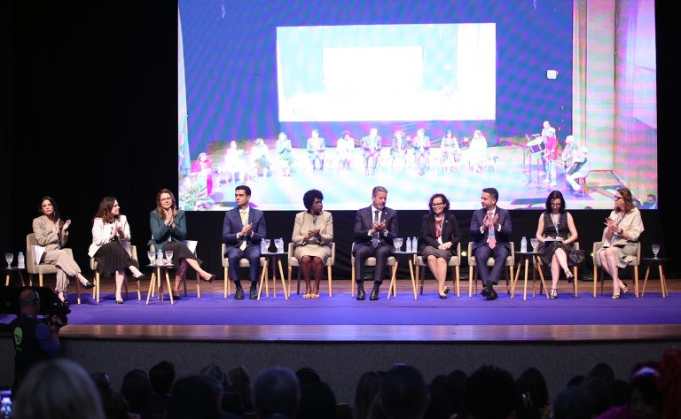 mesa de abertura da reunião de mulheres parlamentares do P-20