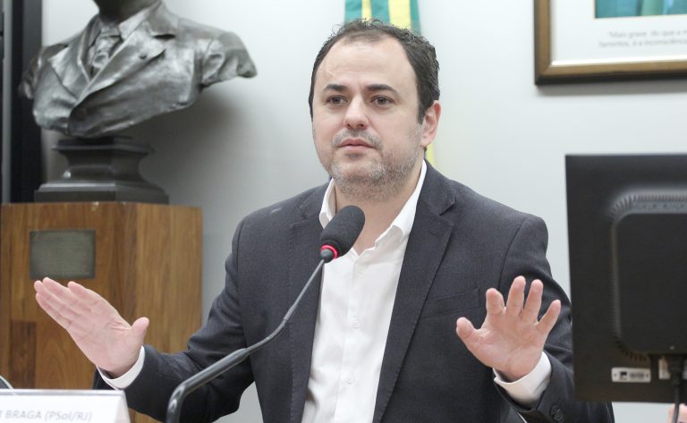 Deputado Glauber Braga fala ao microfone