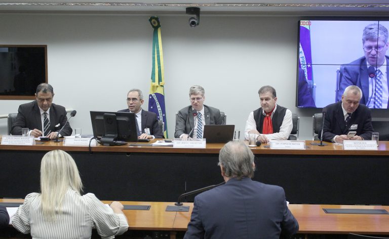 Audiência Pública - Desassoreamento e dragagem dos rios do estado do Rio Grande do Sul. Reitor da Universidade Federal do Rio Grande do Sul, Carlos André Bulhões; Dep. Marcel van Hattem (NOVO - RS); Dep. Pompeo de Mattos (PDT - RS) e Advogado, representante da Federação da Agricultura do Estado do Rio Grande do Sul - FARSUL, Nestor Hein