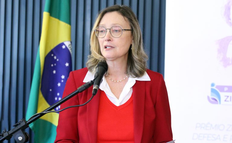 Entrega de medalhas e prêmios. Dep. Maria do Rosário (PT - RS)