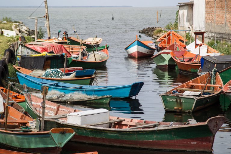 Barcos vazios e parados