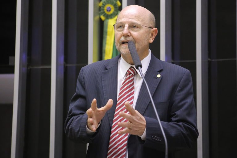 Deputado Bohn Gass fala ao microfone