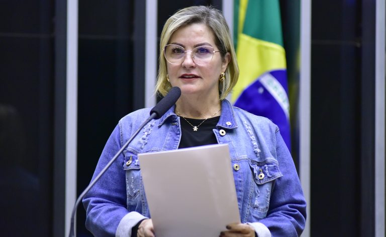 Deputada Ana Paula Leão fala ao microfone