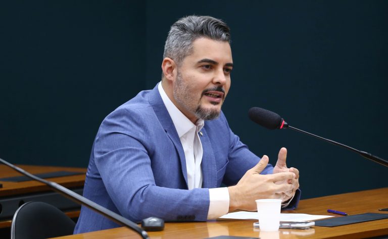 Deputado Thiago Flores fala ao microfone