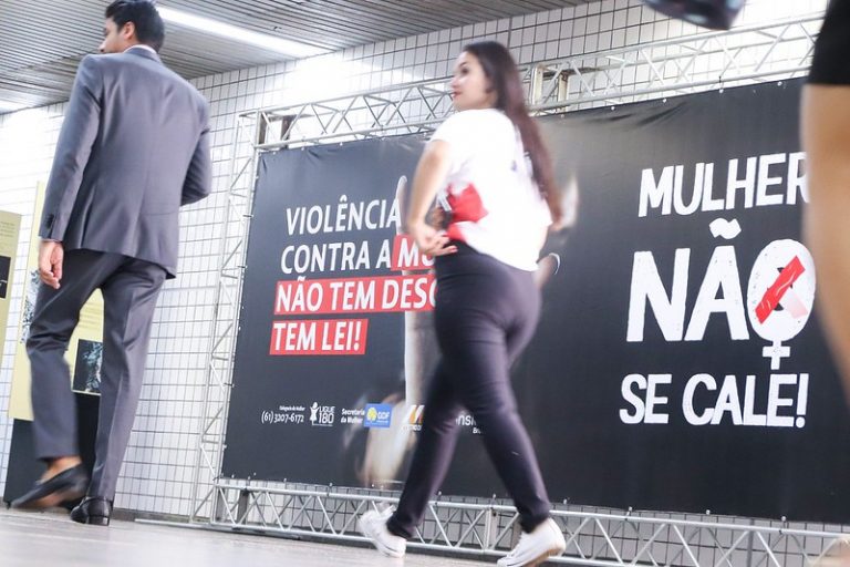 Painel com campanha contra a violência doméstica