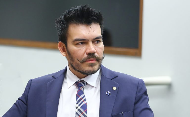 Deputado Augusto Puppio fala ao microfone