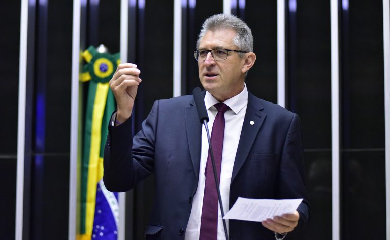 Deputado Heitor Schuch fala ao microfone