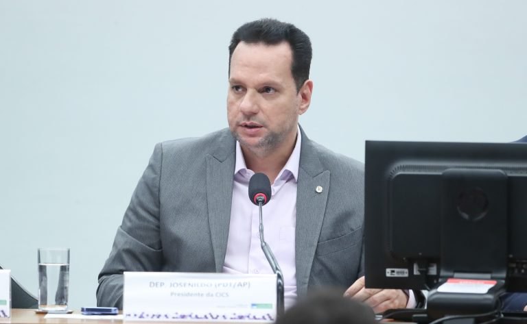 Deputado Josenildo fala ao microfone