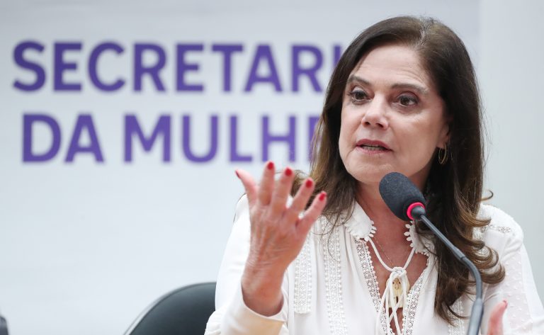 Deputada Soraya Santos fala ao microfone