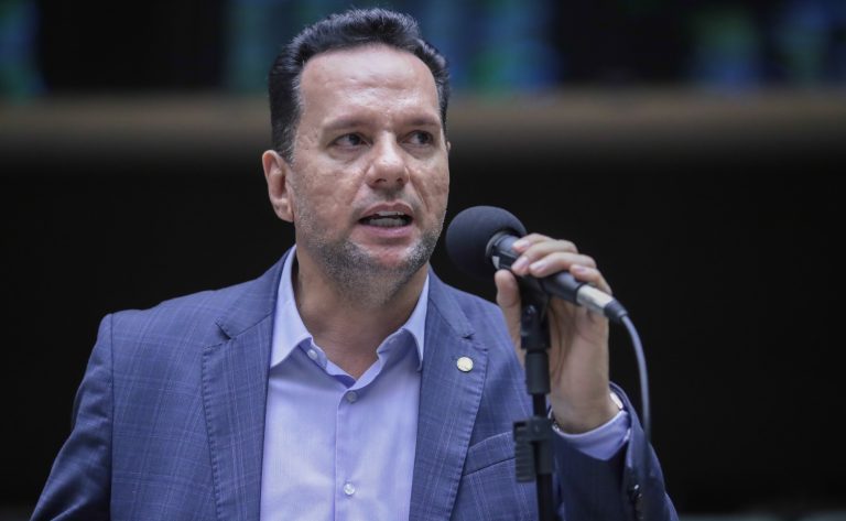 Deputado Josenildo fala ao microfone