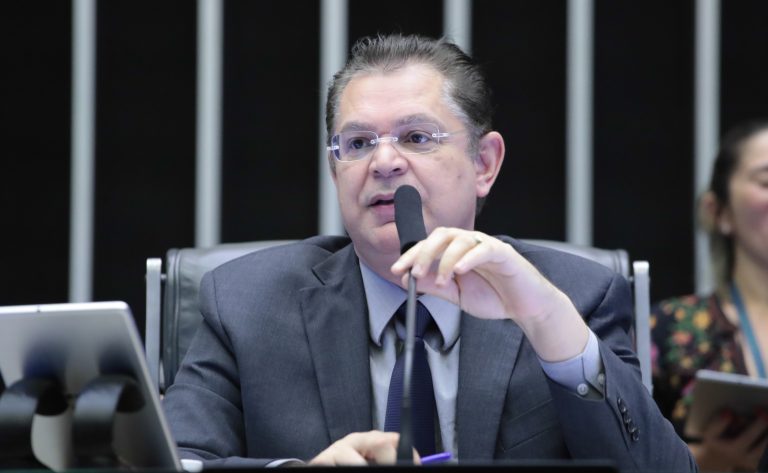 Deputado Sóstenes Cavalcante fala ao microfone