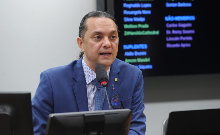 Deputado Weliton Prado fala ao microfone