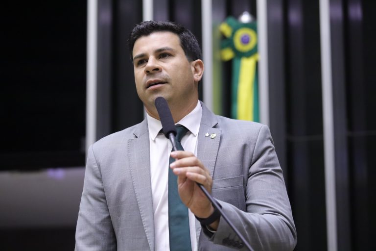 Deputado Carlos Veras fala ao microfone