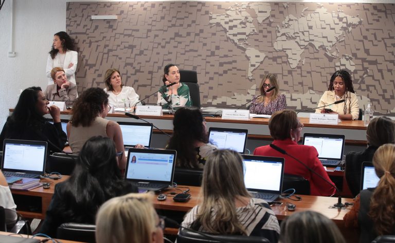 Pessoas sentadas à mesa