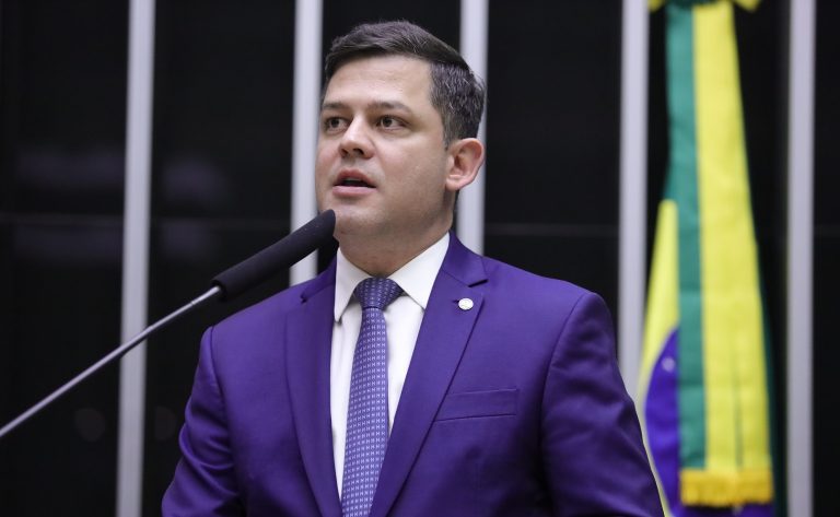 Deputado Tião Medeiros fala ao microfone