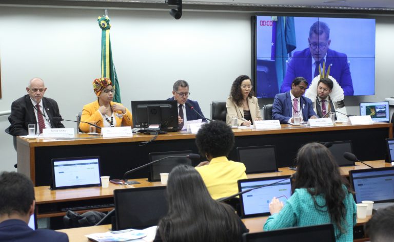 Pessoas sentadas à mesa