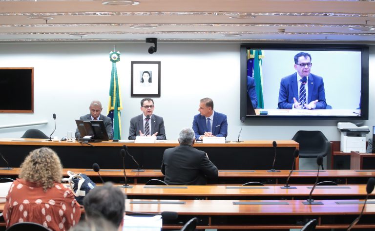 Deputado Reimont fala ao microfone