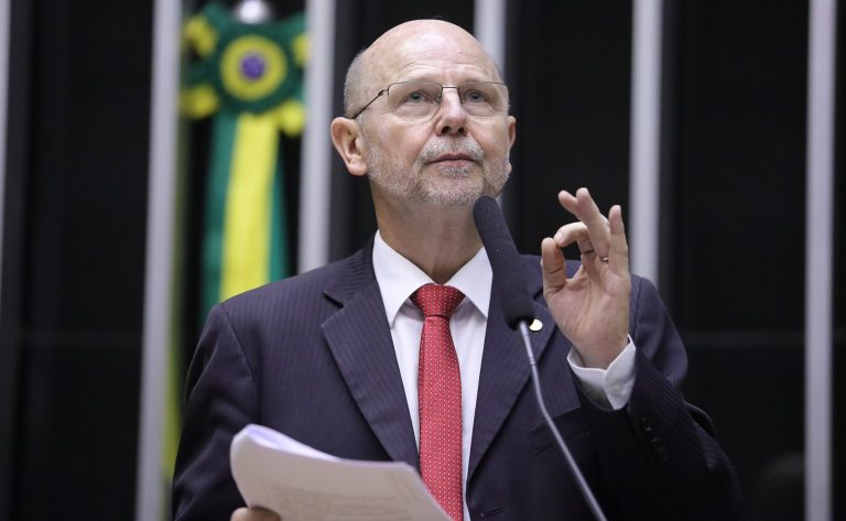 Deputado Bohn Gass fala ao microfone