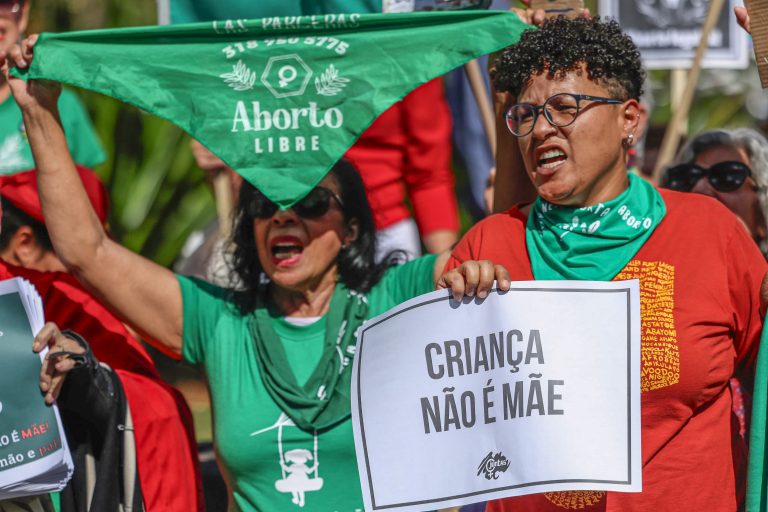 Pessoas reunidas contra projeto que dificulta o aborto em casos de estupro