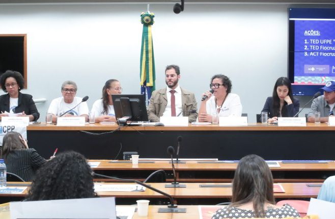 Pessoas sentadas à mesa