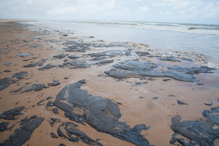 Vazamento de petróleo no litoral do Nordeste