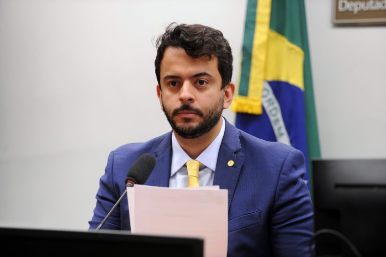 Deputado Pinheirinho fala ao microfone