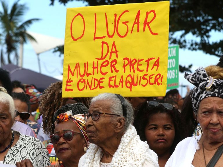 Direitos Humanos - negros - racismo - IX Marcha das Mulheres Negras do Rio de Janeiro, na praia de Copacabana, zona sul da cidade.