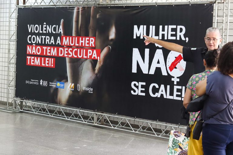 Faixa de campanha contra violência doméstica