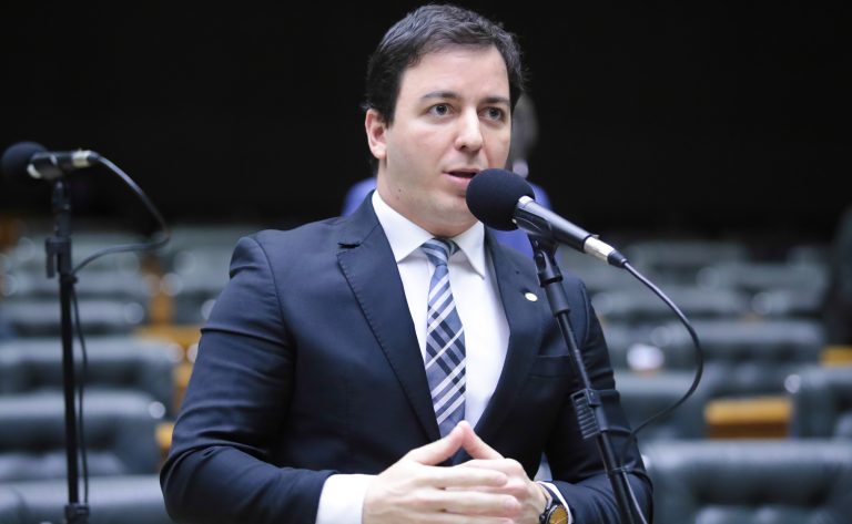 Deputado Célio Studart fala ao microfone