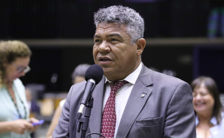 Deputado Valmir Assunção fala ao microfone