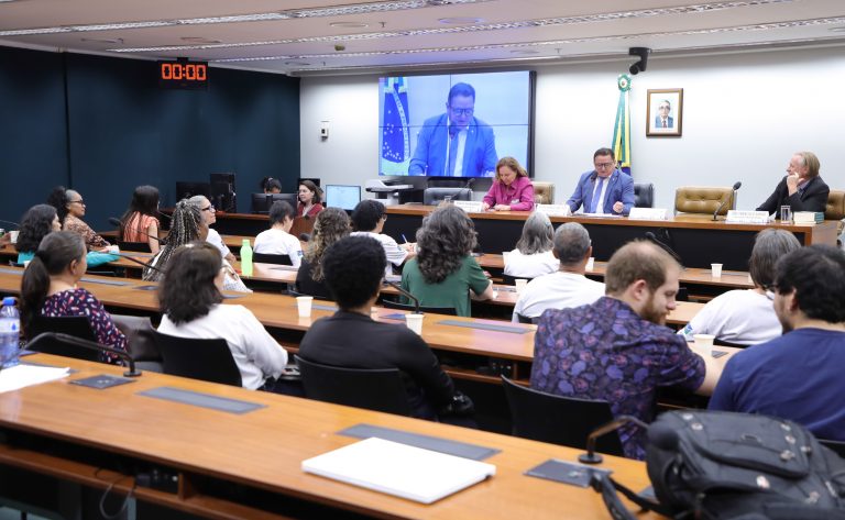 Pessoas sentadas à mesa