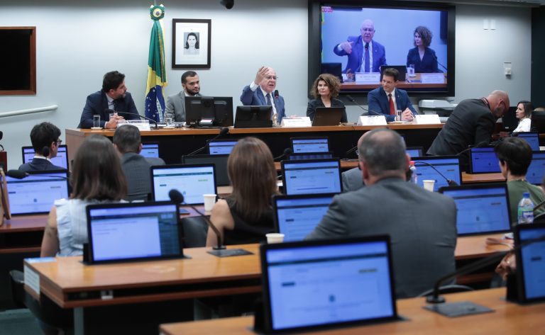 Seminário - Instrumentos e Fontes de Financiamento para a Transição Energética. Coordenador de Promoção da Concorrência da Secretaria de Reformas Econômicas do Ministério da Fazenda - Secretaria de Reformas Econômicas do Ministério da Fazenda, Carlos Colombo; Dep. Arnaldo Jardim (CIDADANIA - SP); Diretora de Infraestrutura, Transição Energética e Mudança Climática do Banco Nacional de Desenvolvimento Econômico e Social - BNDES - Banco Nacional de Desenvolvimento Econômico e Social - BNDES, Luciana Costa e Coordenador-Geral de Minerais Estratégicos e Transição Energética da Secretaria de Geologia, Mineração e Transformação Mineral do Ministério de Minas e Energia - Ministério de Minas e Energia, Gustavo Santos Masili