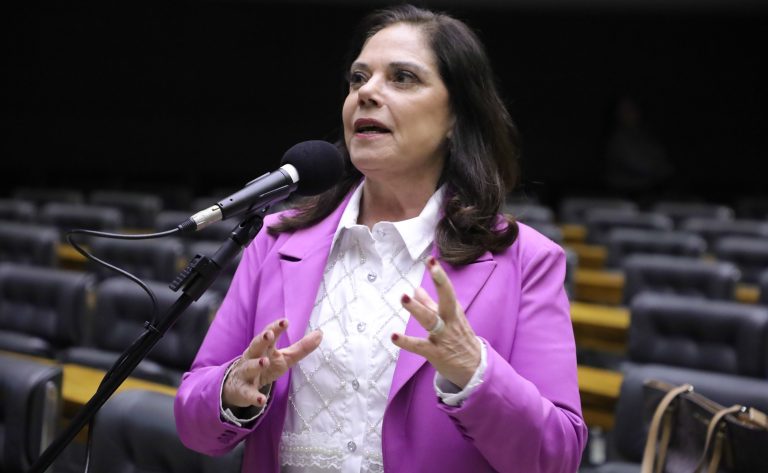 Deputada Soraya Santos fala ao microfone