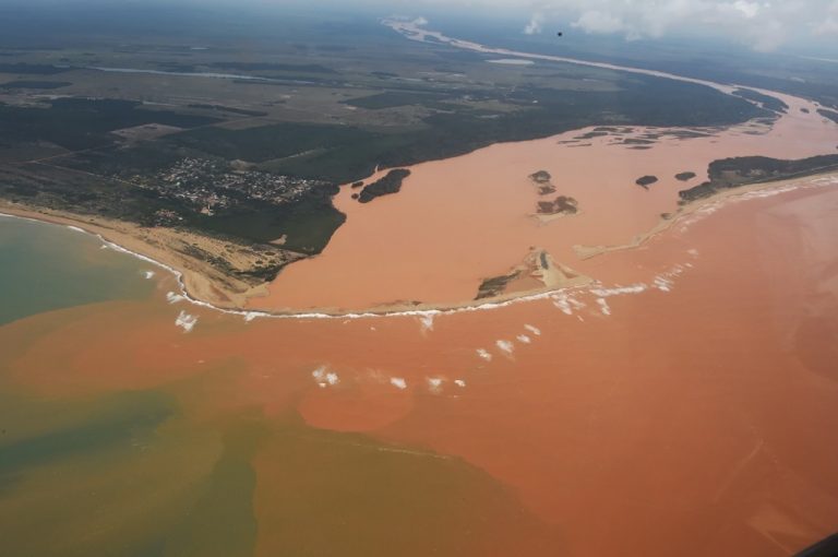 onda lama - Samarco - poluição - mar - praia - Rio Doce