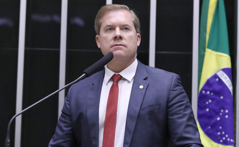 Deputado Marx Beltrão fala ao microfone