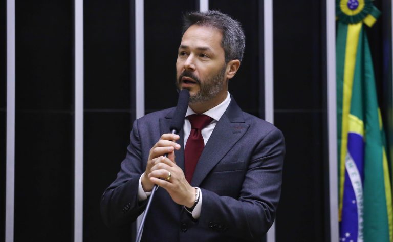 Deputado Saulo Pedroso fala ao microfone