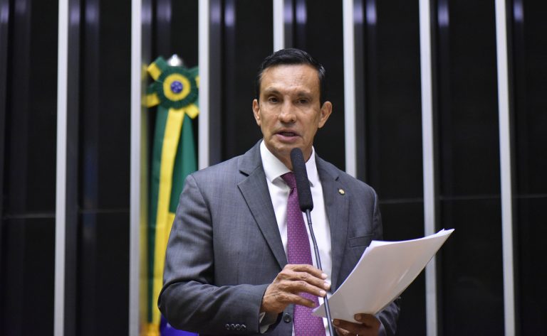 Deputado Sidney Leite fala ao microfone