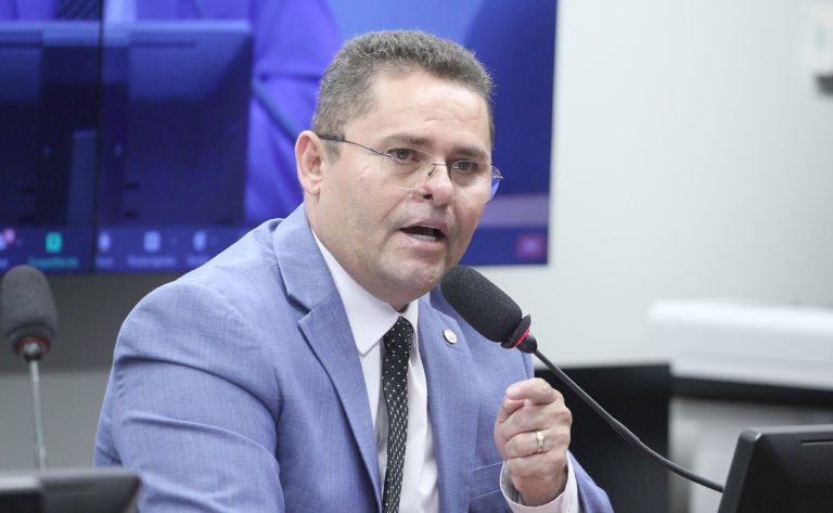 Deputado Albuquerque fala ao microfone