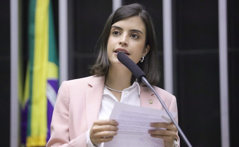 Deputada Tabata Amaral fala ao microfone