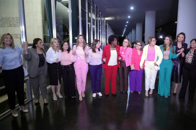 Coquetel e foto especial diante do Congresso iluminado com as cores da Campanha Outubro Rosa