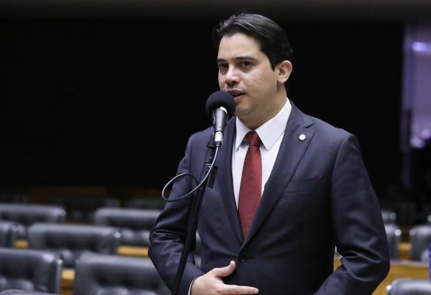 Deputado Júnior Mano fala ao microfone