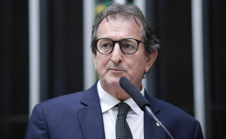 Deputado Nilto Tatto fala ao microfone