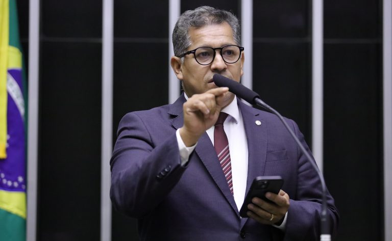 Deputado Dorinaldo Malafaia fala ao microfone