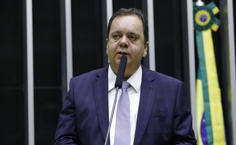 Deputado Elmar Nascimento fala ao microfone