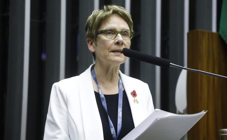 2ª Sessão de Trabalho - 2nd Working Session - 2ª Sesión de trabajo. Canadian Speaker of Senate, Raymonde Gagné.