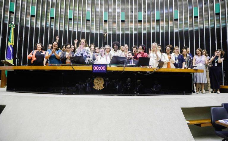 Discussão e votação de propostas legislativas.