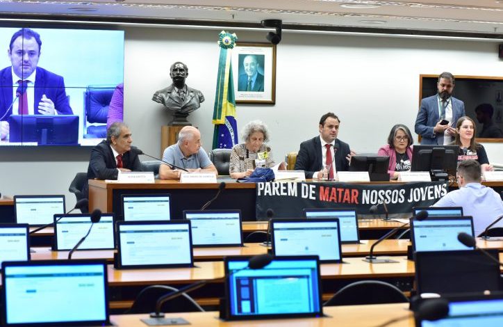 Pessoas sentadas à mesa