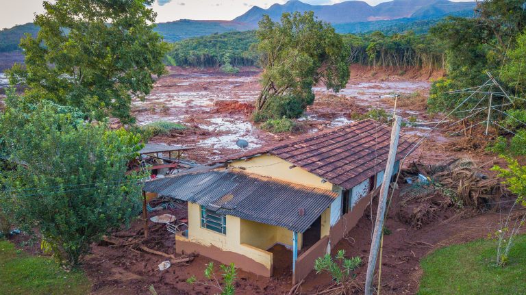 Vista aérea de casas destruídas pelo rompimento de barragem de minério